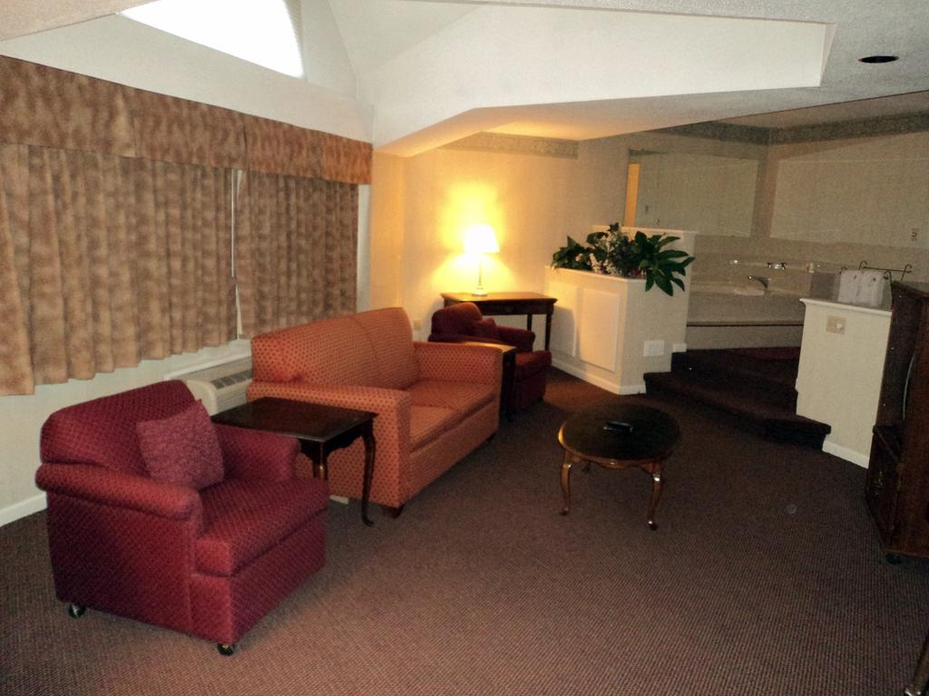 Econo Lodge Inn & Suites جروتون المظهر الخارجي الصورة